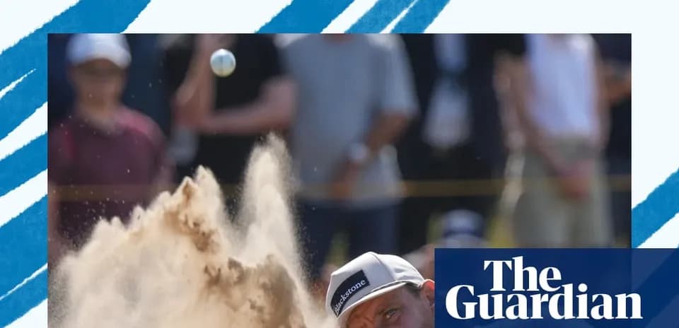 Jugador de golf golpeando una bola desde la arena