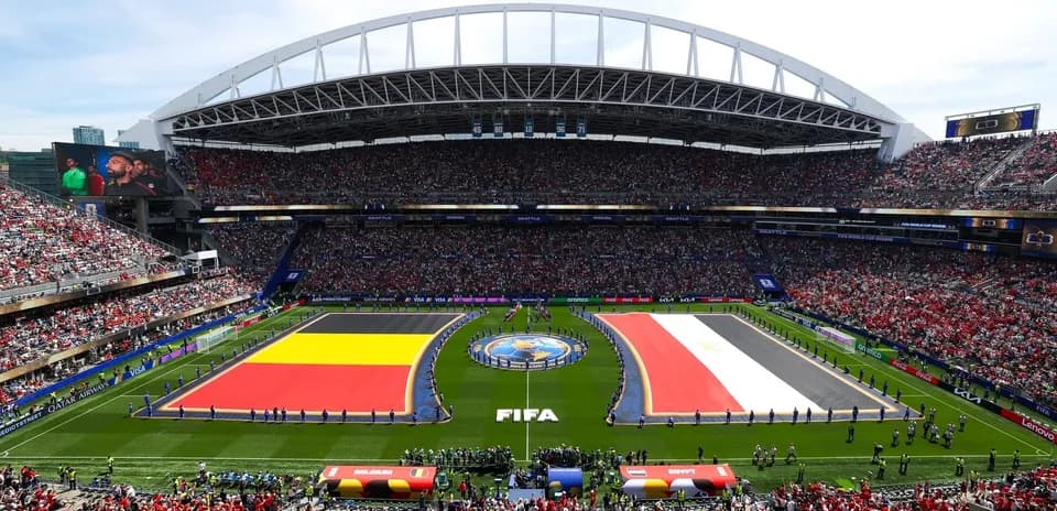 Banderas de Bélgica y Egipto en el campo