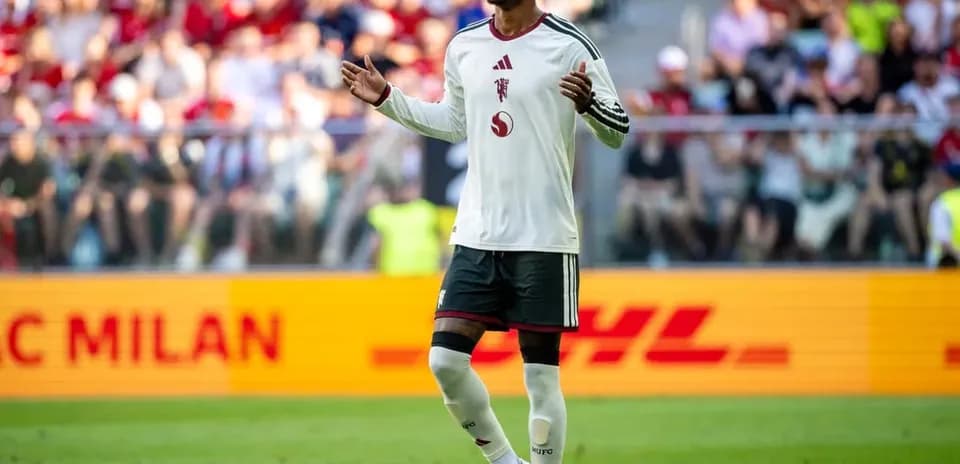 Jugador en el campo durante partido de fútbol