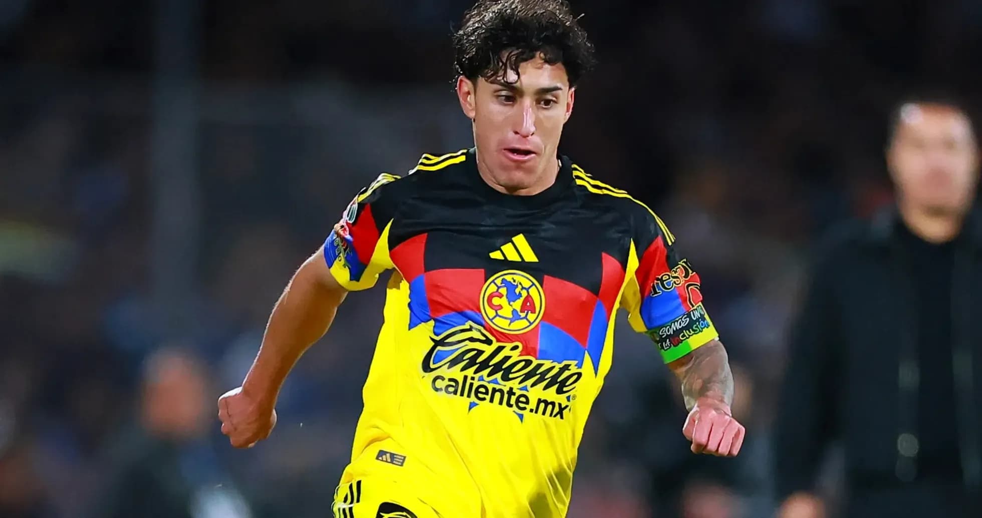 Jugador de Club América en acción durante el partido