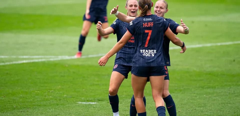 Jugadoras celebrando un gol en el campo