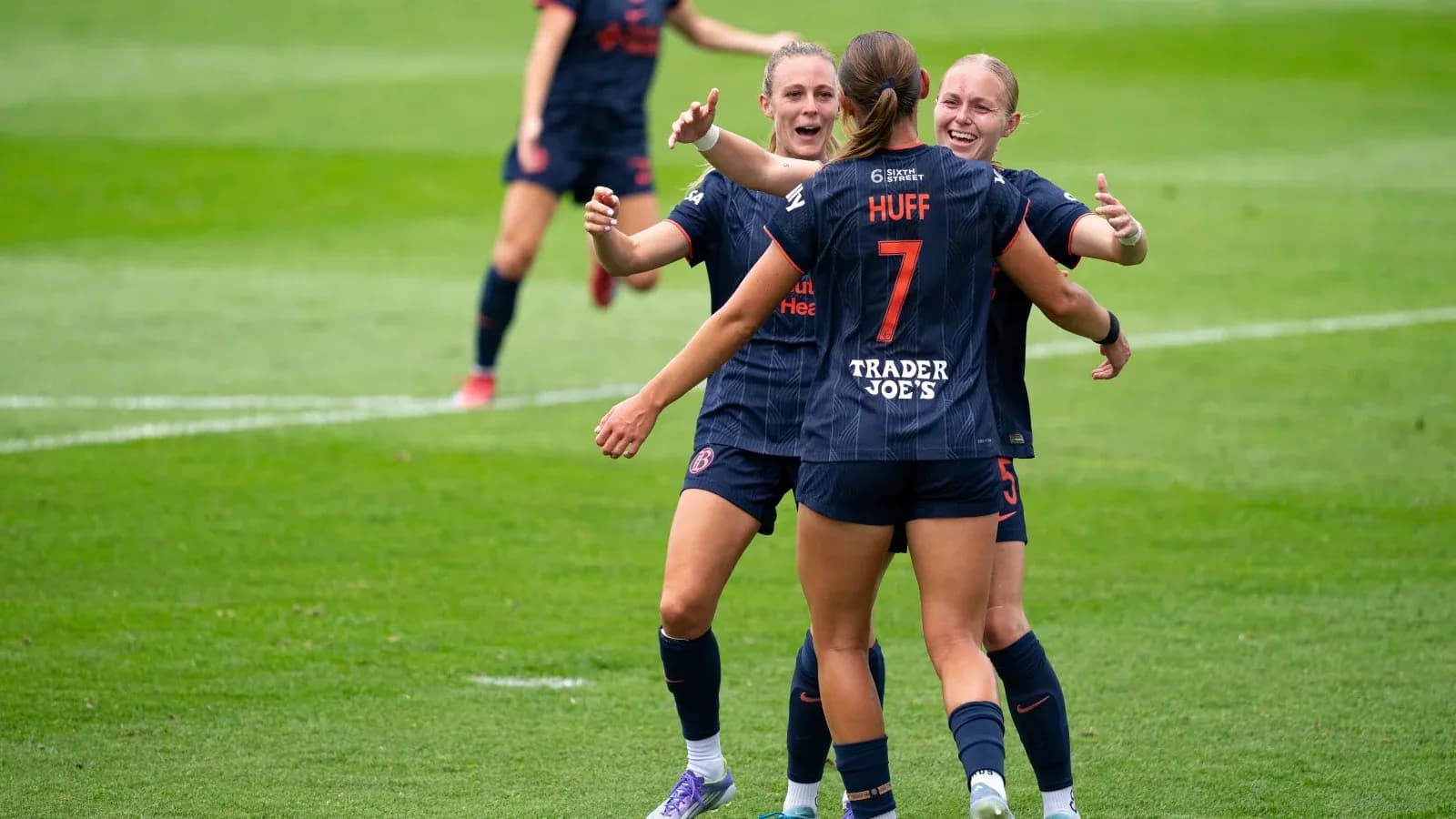 Jugadoras celebrando un gol en el campo