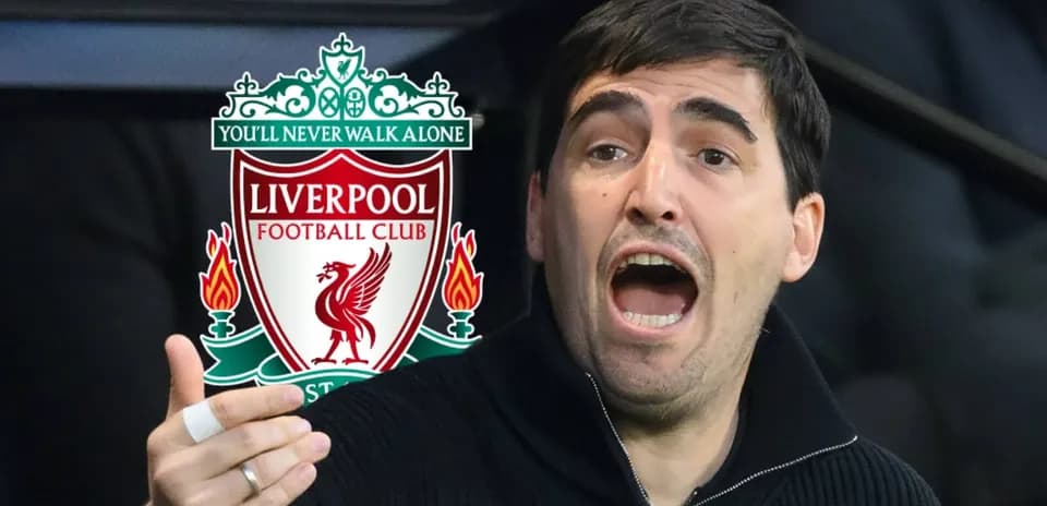 Entrenador hablando durante un partido de Liverpool