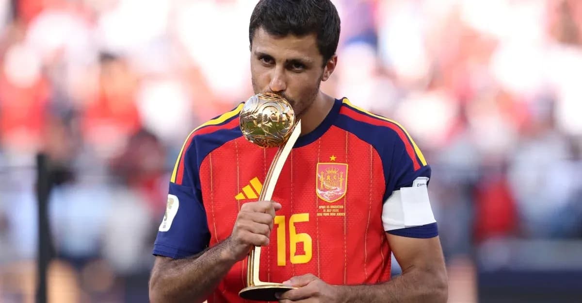 Jugador español besando el trofeo de campeón