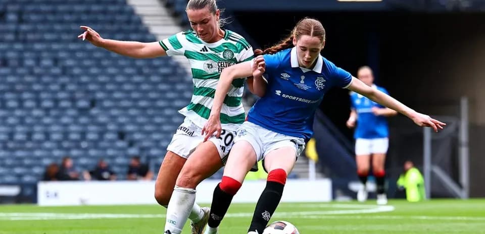 Jugadora de Celtic y Rangers luchando por el balón
