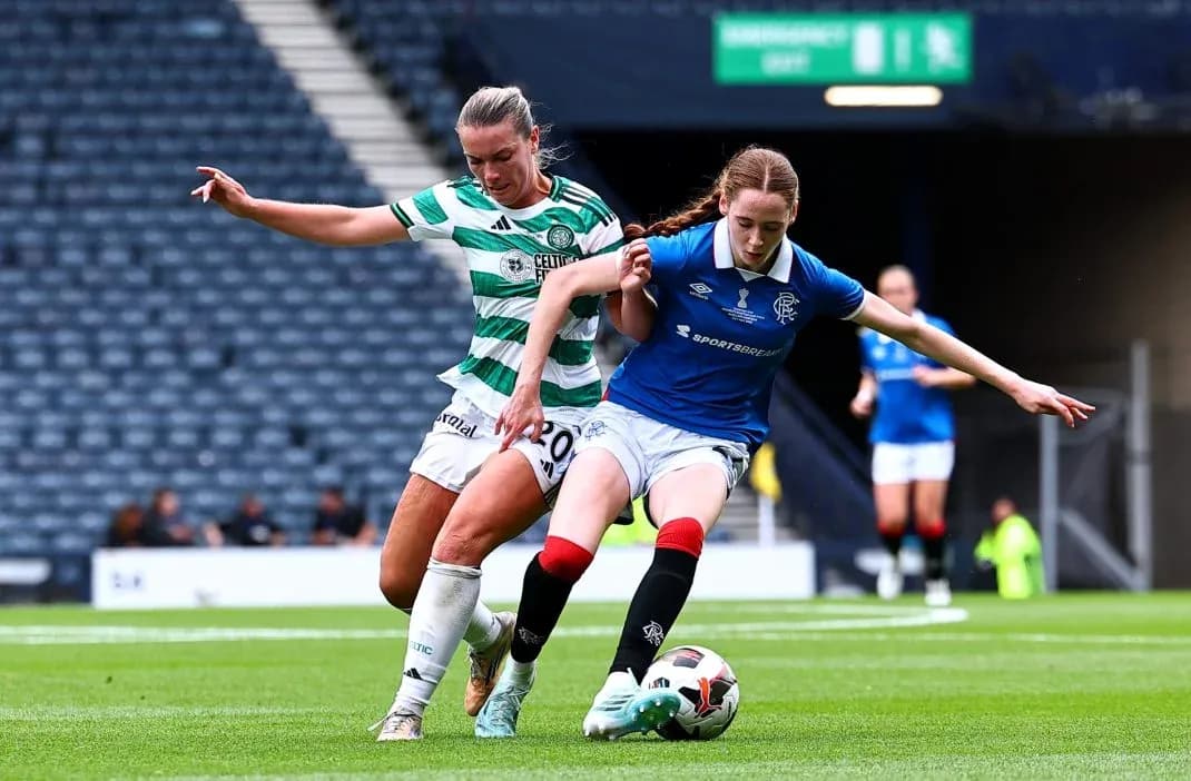 Jugadora de Celtic y Rangers luchando por el balón