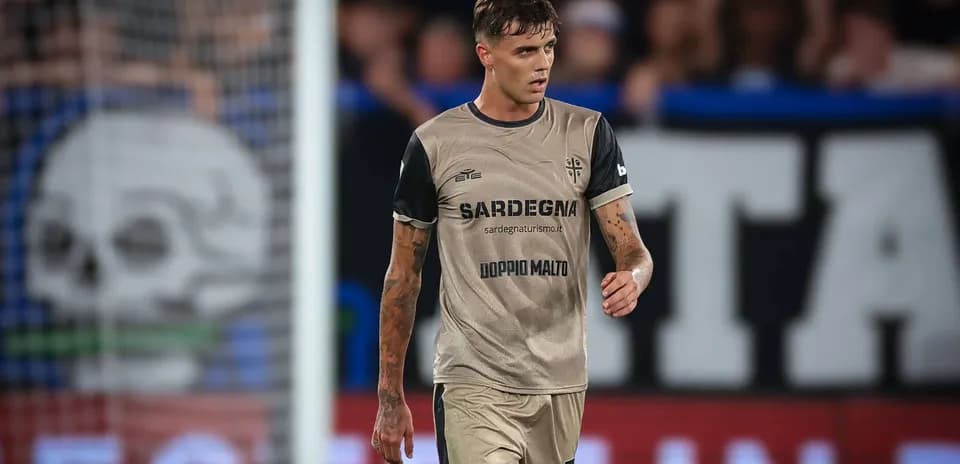 Jugador caminando en el campo durante el partido