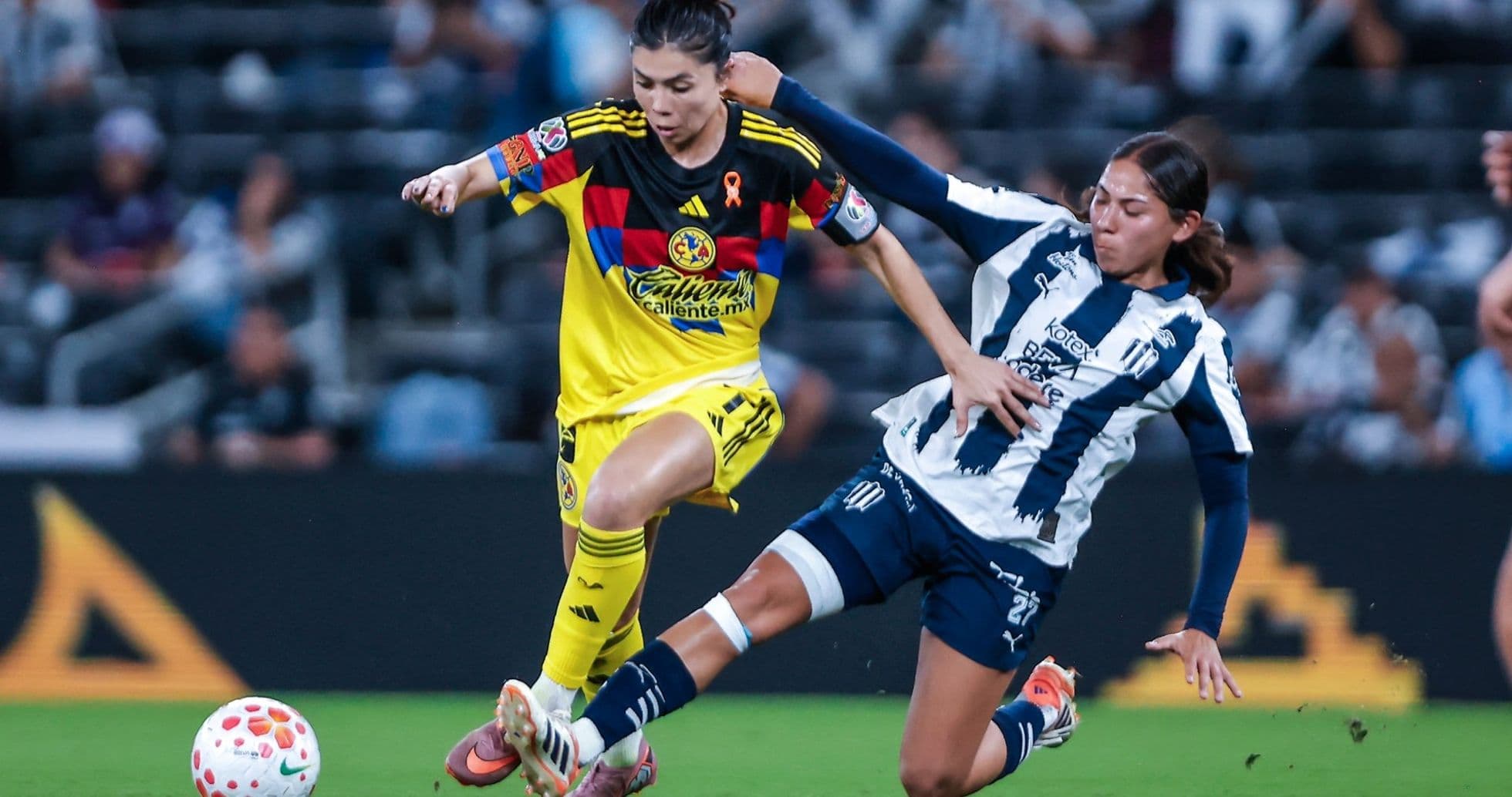 América W y Monterrey W en acción durante el partido