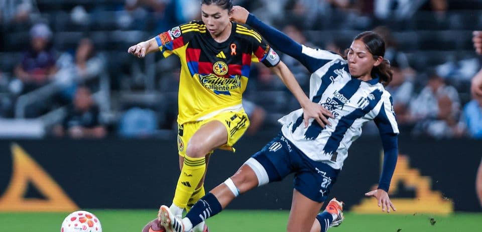 América W y Monterrey W en acción durante el partido