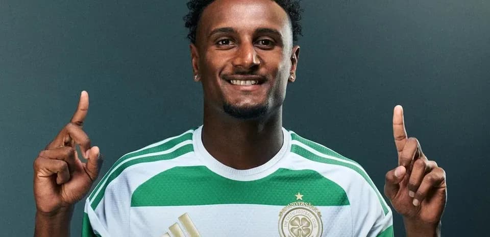 Jugador con camiseta de Celtic FC levantando un dedo