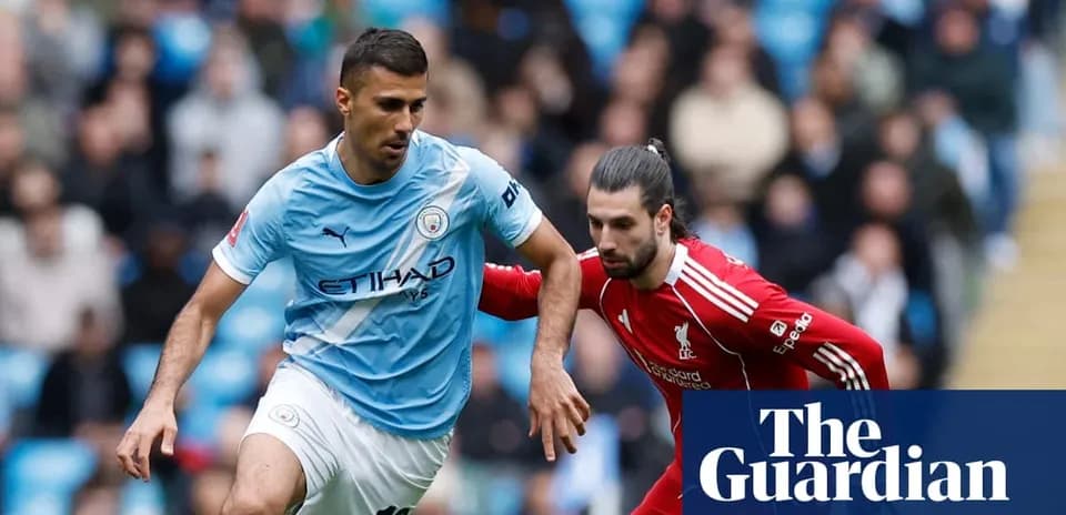 Jugador de Manchester City driblando a rival de Liverpool