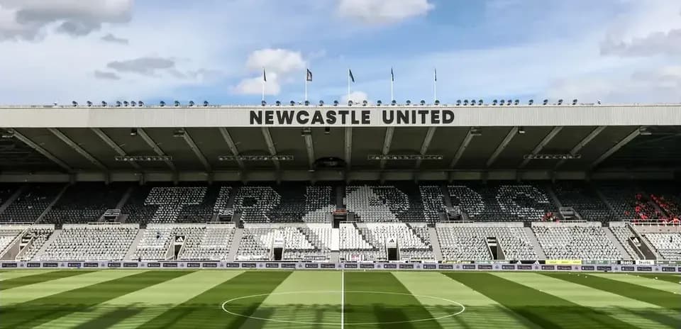 Estadio de Newcastle United con césped y tribunas vacías