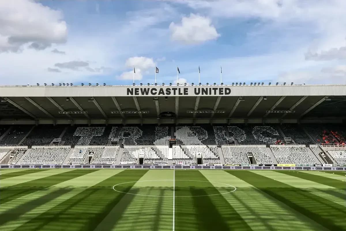 Estadio de Newcastle United con césped y tribunas vacías