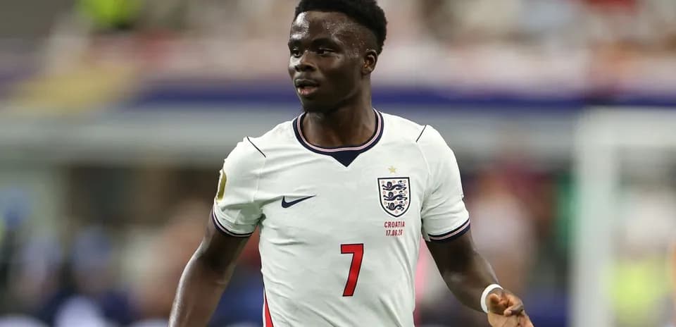 Jugador de Inglaterra con camiseta blanca en acción