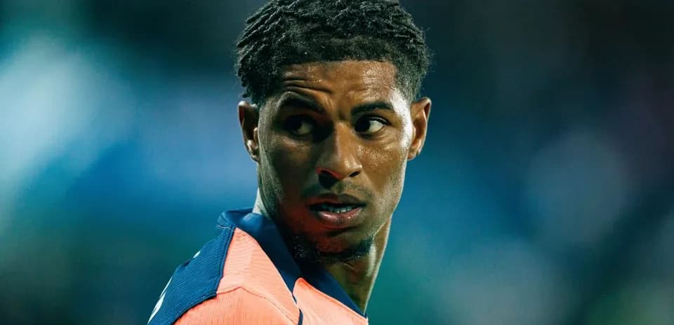 Jugador mirando hacia atrás en el campo de fútbol