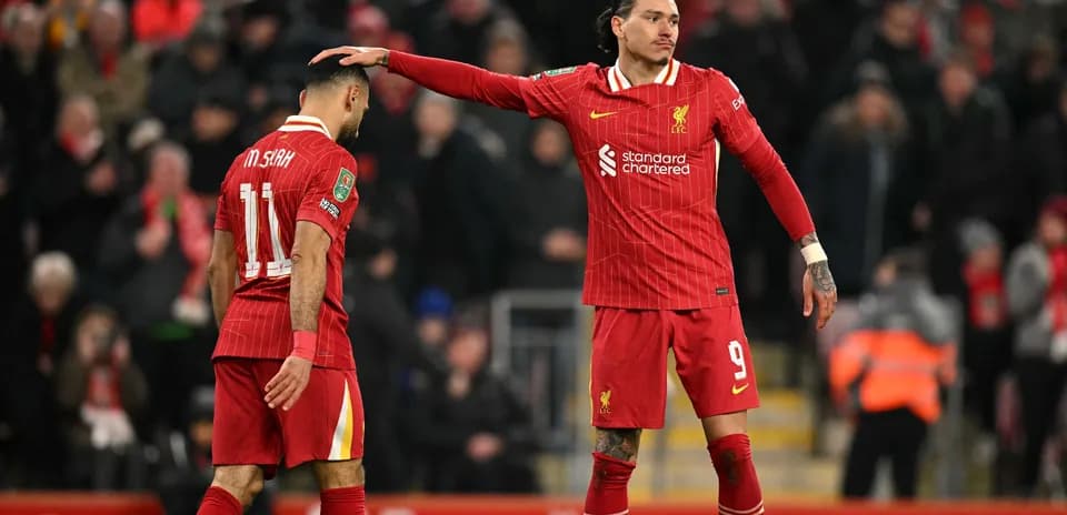 Jugadores de Liverpool en el campo tras un partido
