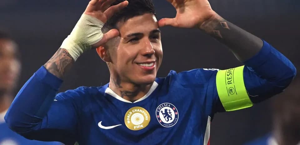 Jugador de Chelsea celebrando con gesto de victoria