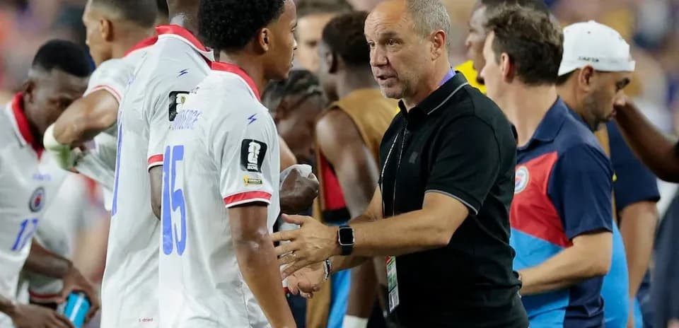 Entrenador hablando con jugador de Haití