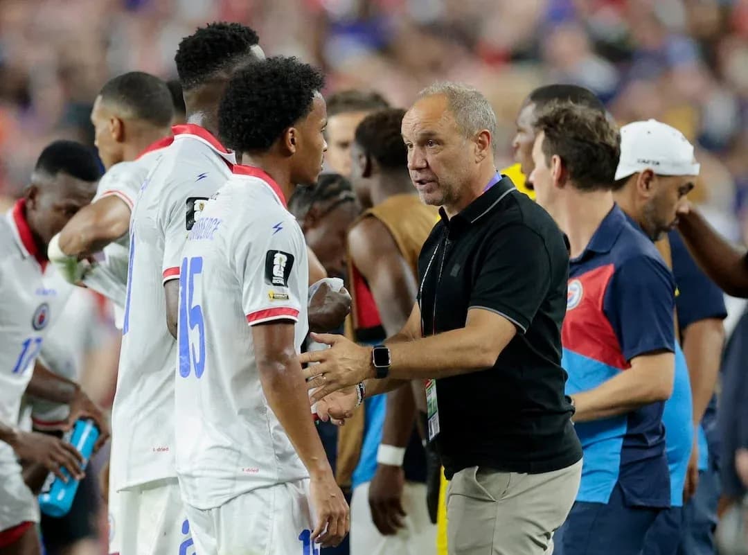 Entrenador hablando con jugador de Haití