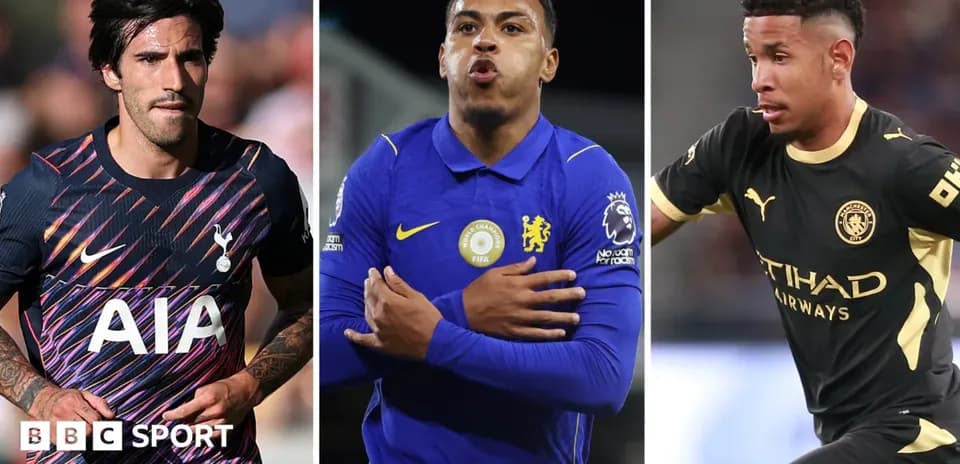 Tres jugadores de fútbol en acción con sus equipos