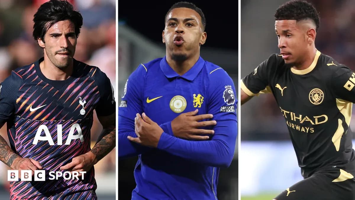Tres jugadores de fútbol en acción con sus equipos