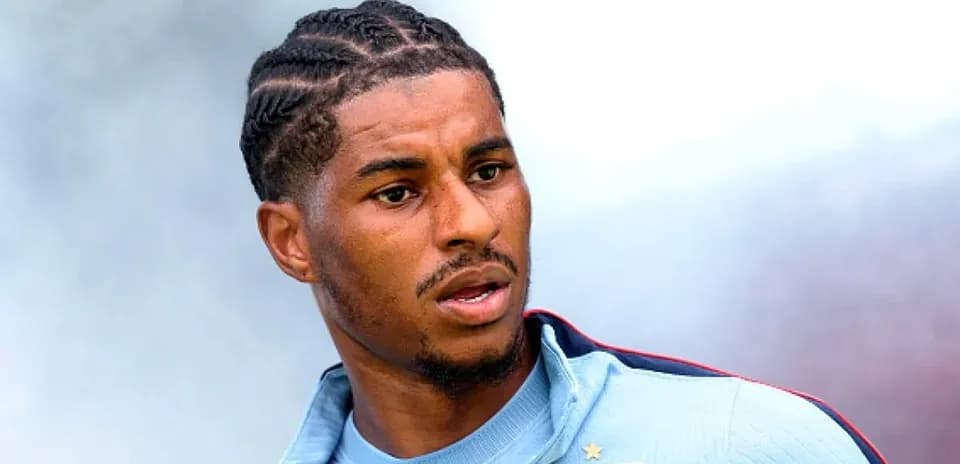 Jugador con trenzas en camiseta de entrenamiento