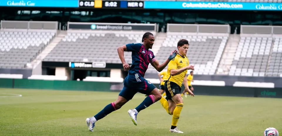 Jugadores corriendo en partido de fútbol
