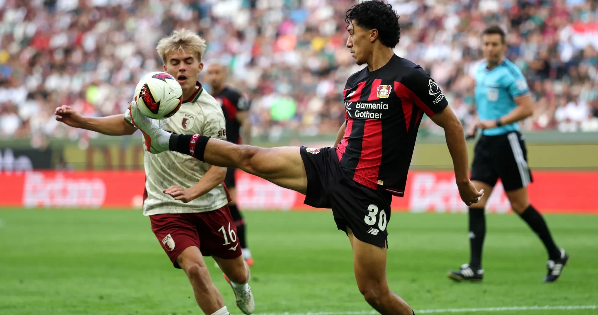 Jugador de Bayer 04 Leverkusen despejando el balón