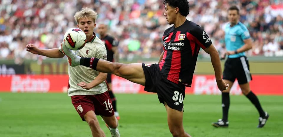 Jugador de Bayer 04 Leverkusen despejando el balón
