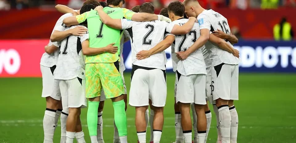 Jugadores formando un círculo antes del partido