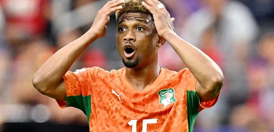Jugador de Costa de Marfil mostrando frustración en el partido
