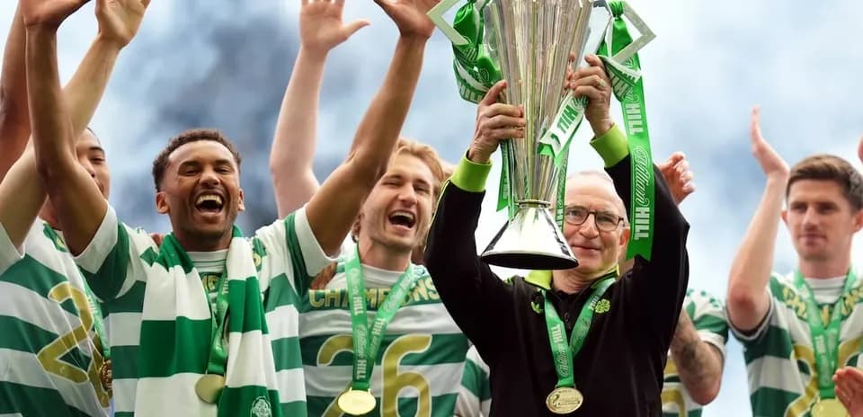 Jugadores de Celtic celebrando con trofeo de campeonato
