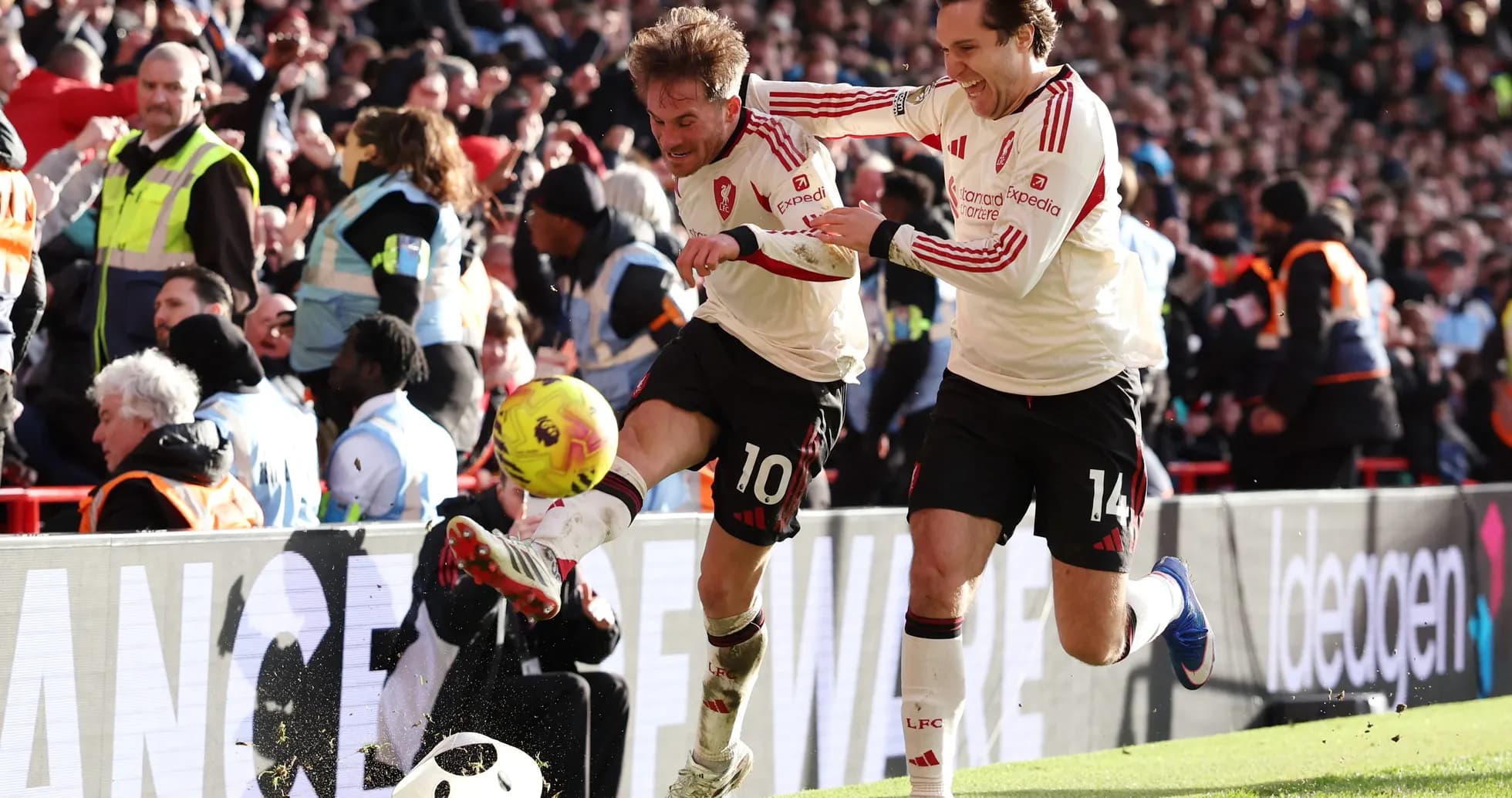 Dos jugadores de Liverpool celebrando un gol