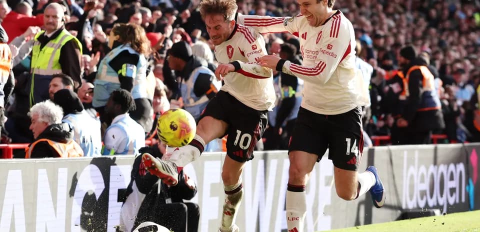 Dos jugadores de Liverpool celebrando un gol