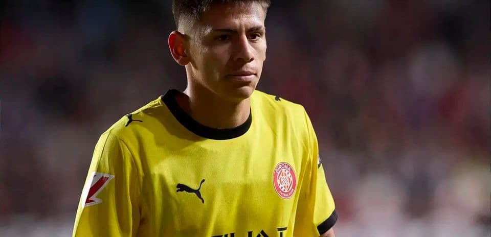 Jugador de Girona FC en camiseta amarilla durante partido