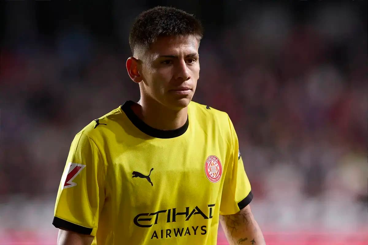 Jugador de Girona FC en camiseta amarilla durante partido