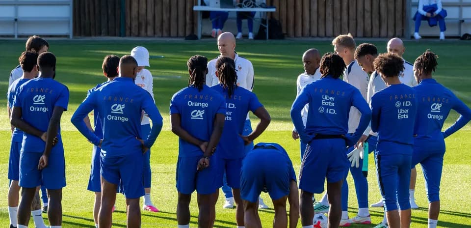 Equipo de Francia en reunión durante entrenamiento