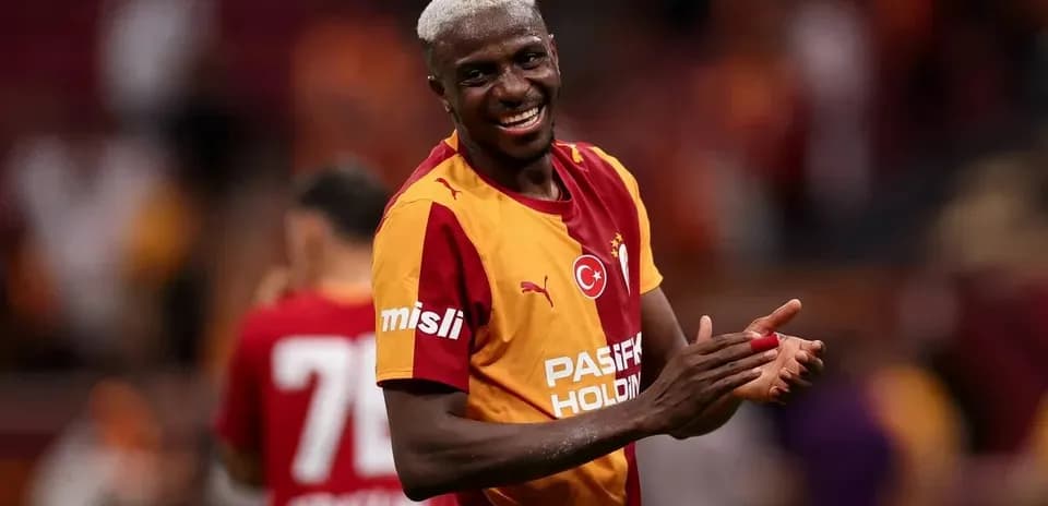 Jugador aplaudiendo con camiseta de Galatasaray