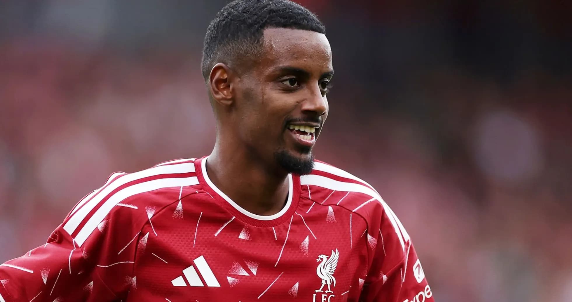 Jugador de Liverpool sonriendo durante el calentamiento