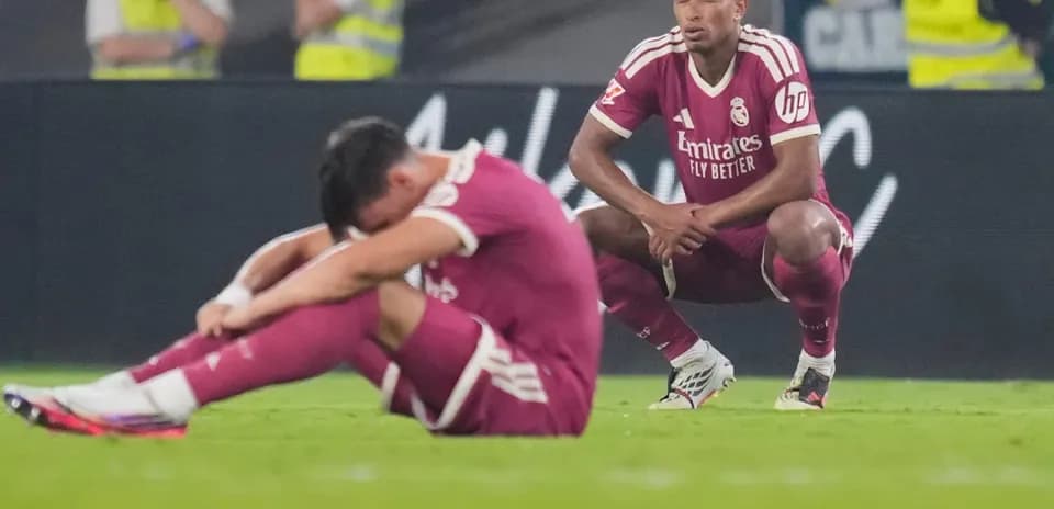 Jugadores de Real Madrid sentados tras la derrota