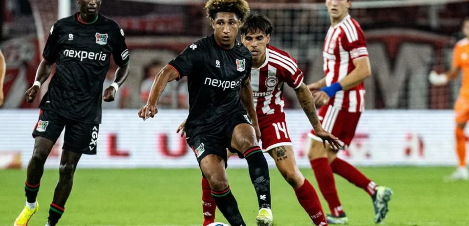 Jugador de NEC Nijmegen avanzando con el balón