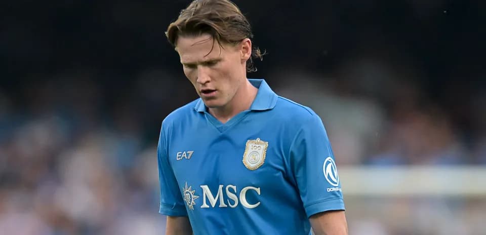 Jugador con camiseta azul de Napoli en el campo
