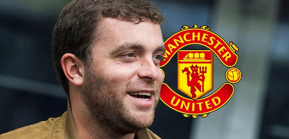 Persona sonriendo con el logo de Manchester United