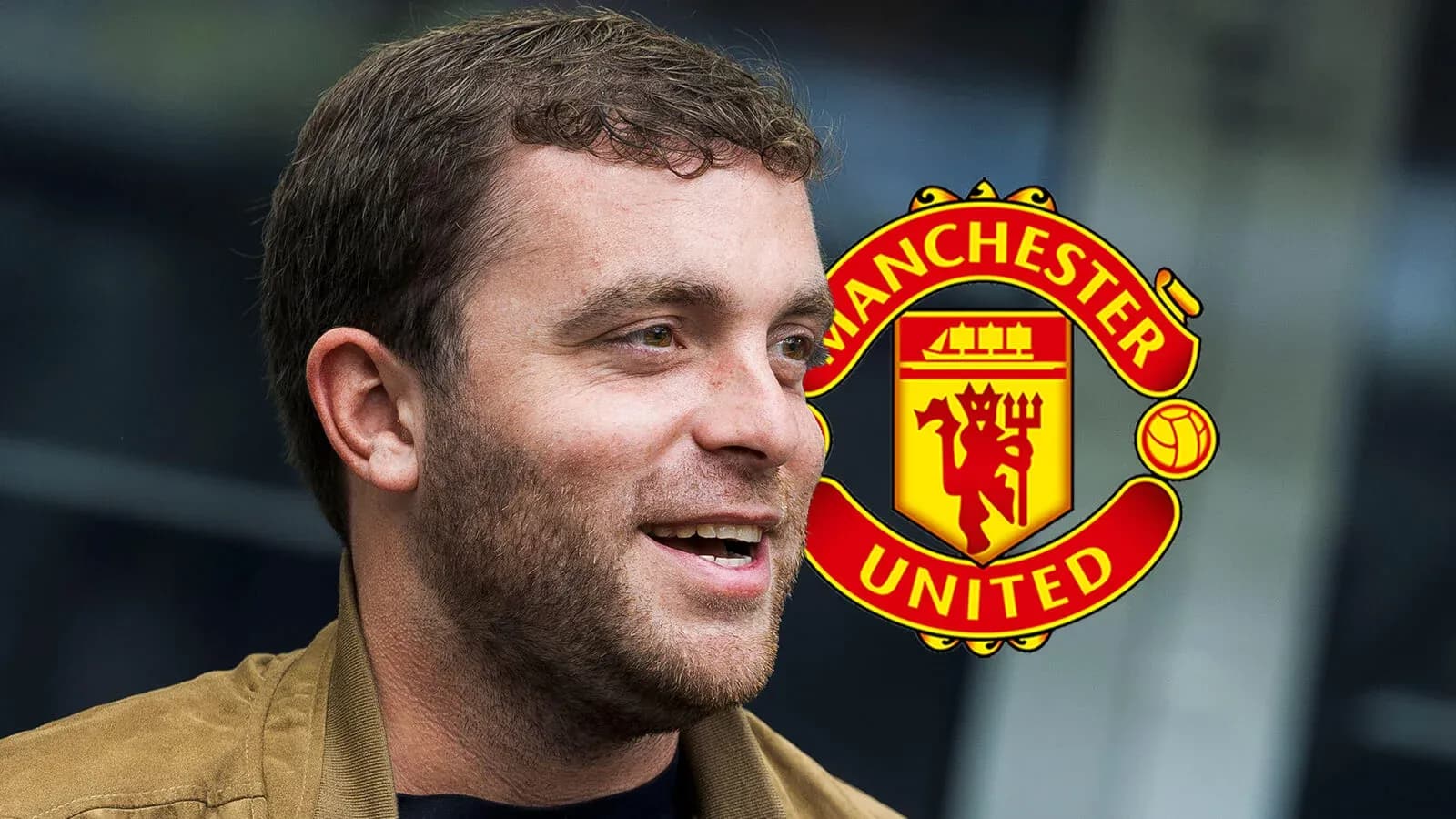 Persona sonriendo con el logo de Manchester United