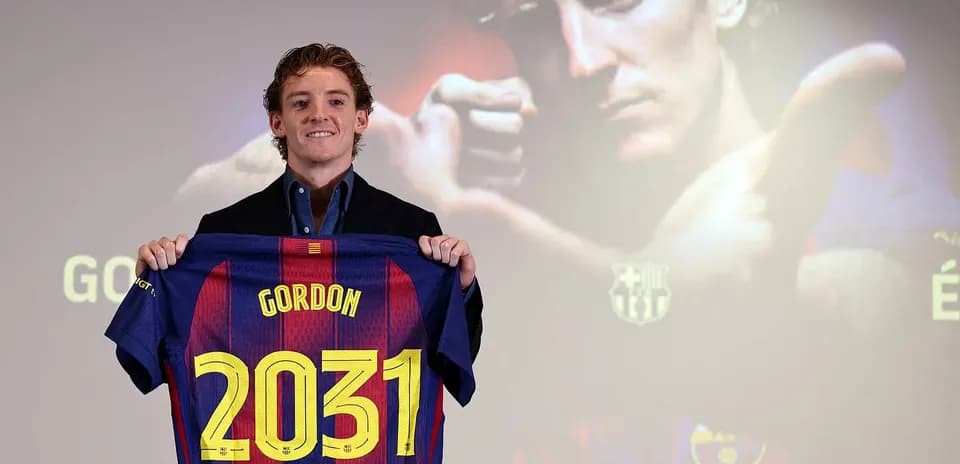 Jugador presenta camiseta del FC Barcelona con número 2031