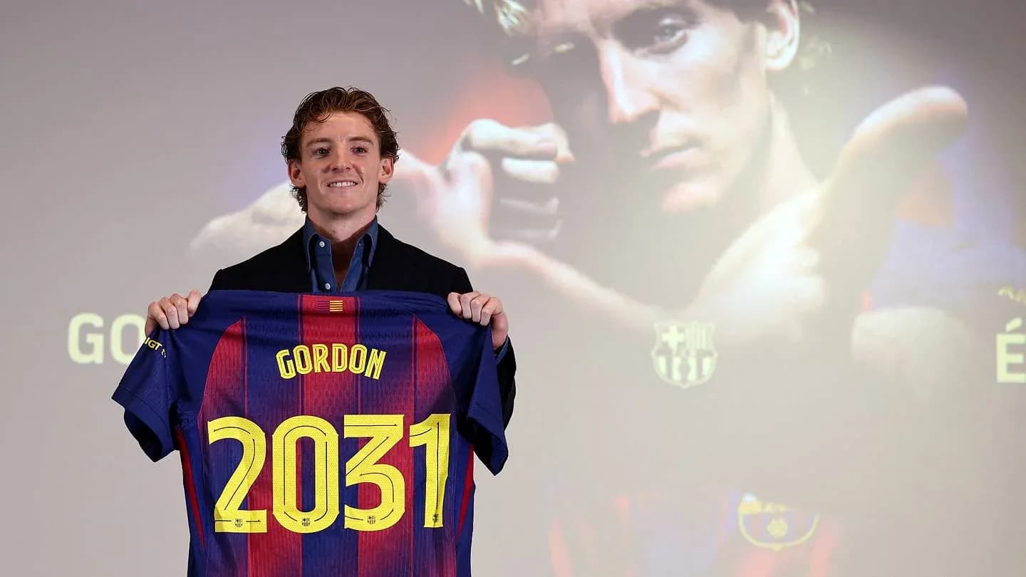 Jugador presenta camiseta del FC Barcelona con número 2031