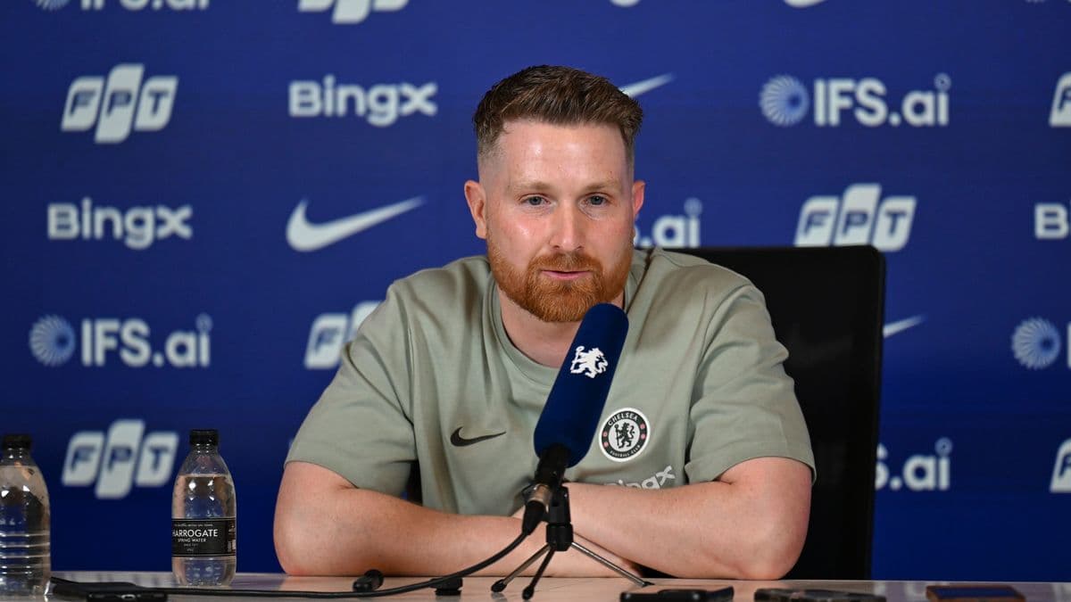 Entrenador en conferencia de prensa con micrófono