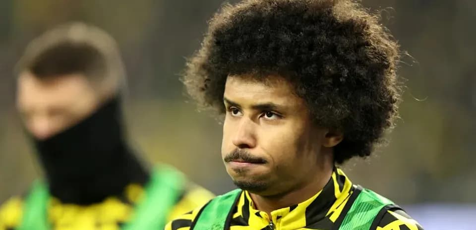 Jugador con cabello rizado en el banquillo
