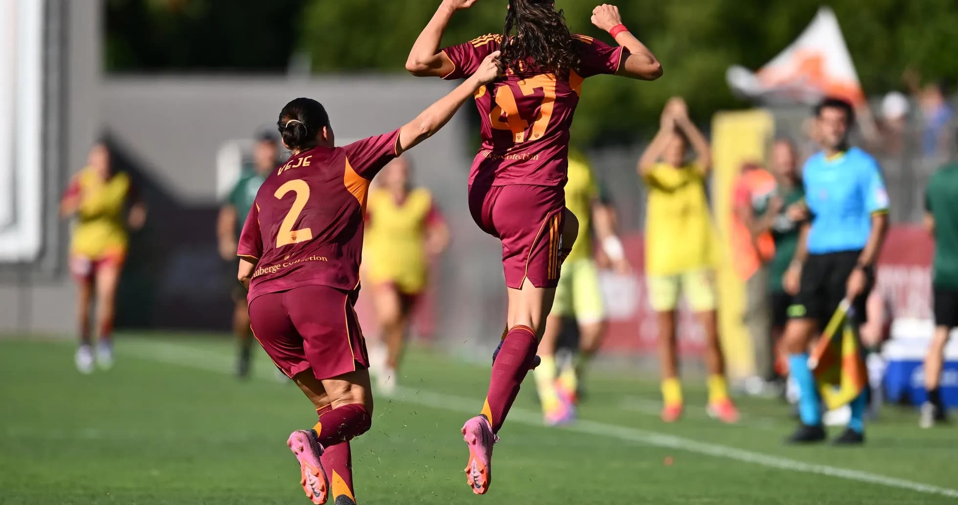 Jugadoras de Roma celebrando un gol