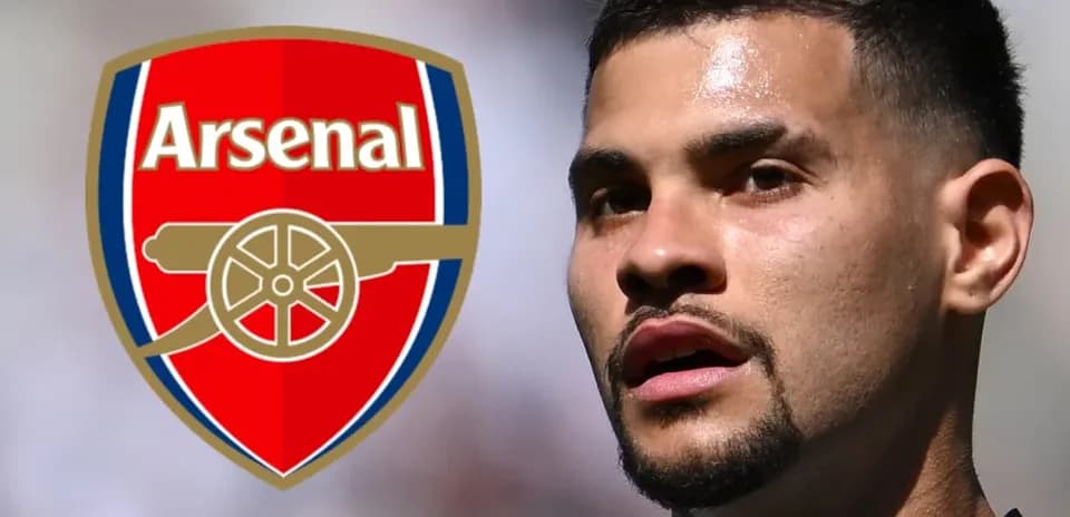 Jugador junto al escudo de Arsenal